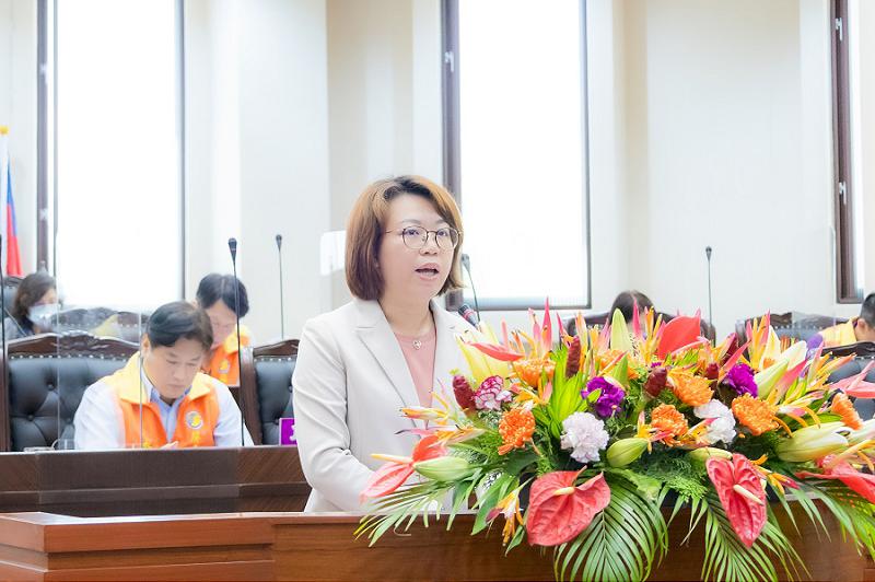 端坐議堂講陽光,清風廉韻自飄揚