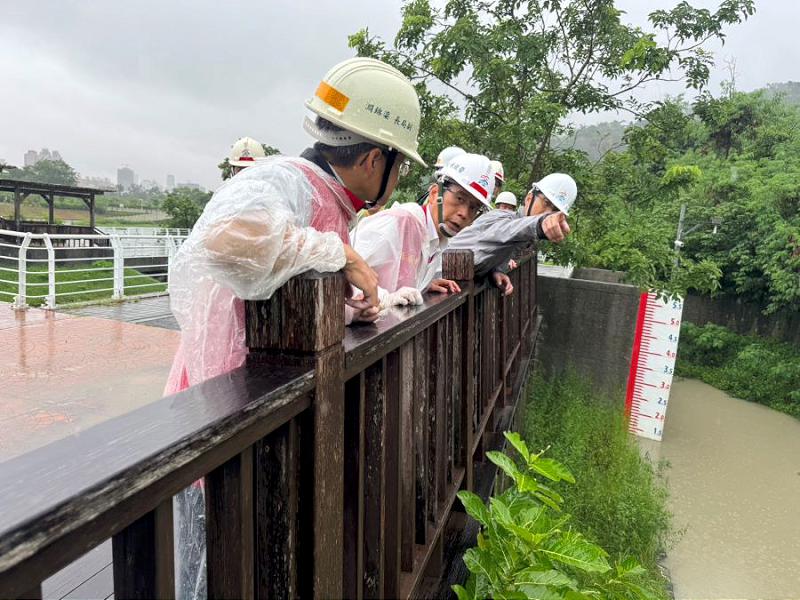 西南氣流警報持續發佈 林欽榮副市長視察鼓山三路擋土牆及柴山滯洪池防汛準備