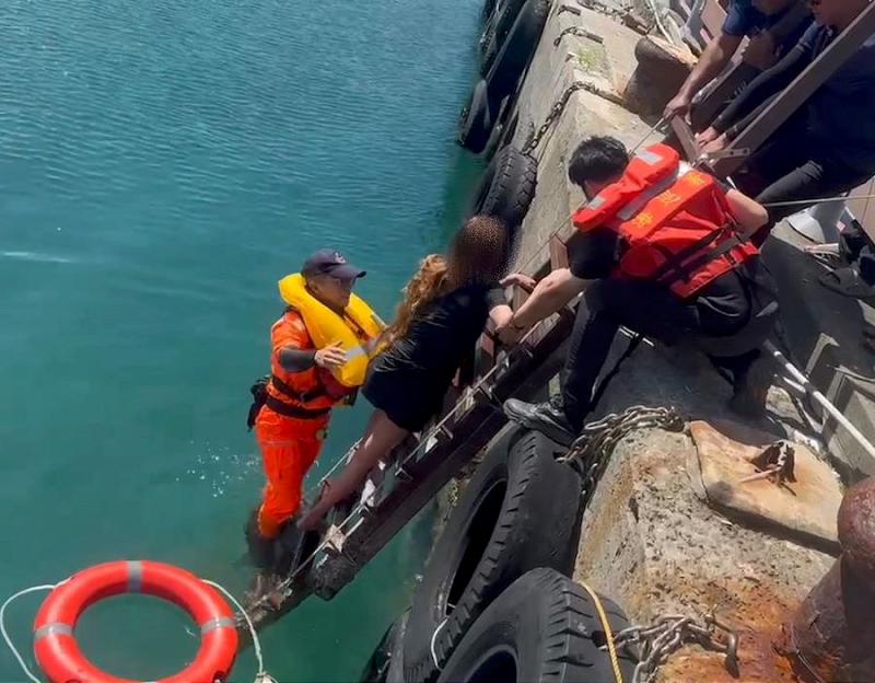 遊客酒後爭執跳海 海巡即刻下水救援