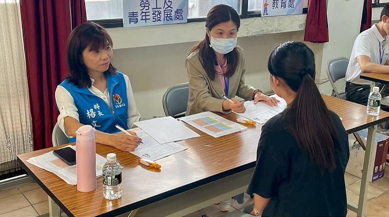 苗縣府暑期工讀面試活動 救國團培訓青年志工熱情協助