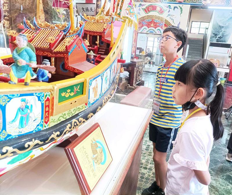 高市圖永安分館邀永安國小師生前進永安天文宮 走讀蒐集王船文化創作繪本動畫