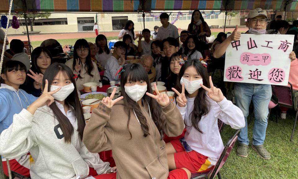 中山工商第49屆三代同歡活動 師生自製幸福宴料理款待5社福機構長者兒少