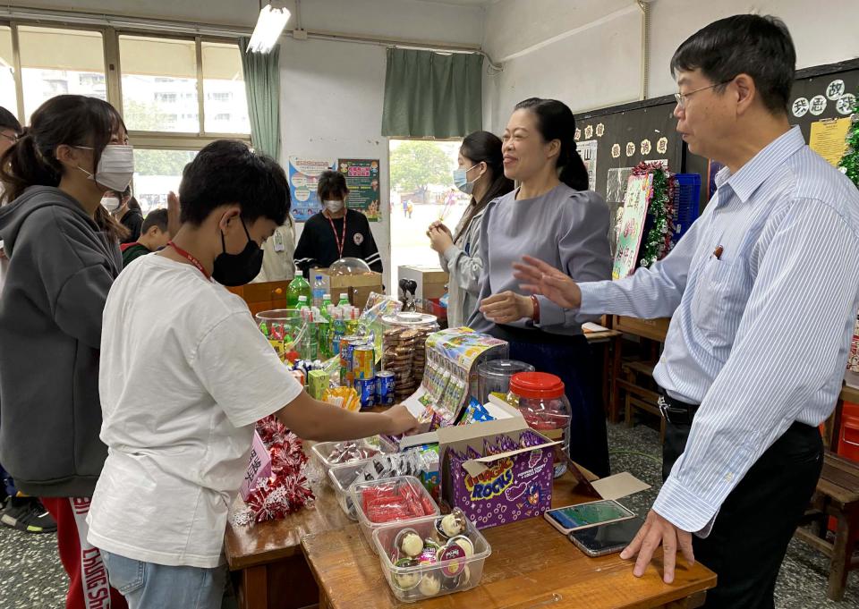 中山工商第49屆三代同歡活動 師生自製幸福宴料理款待5社福機構長者兒少