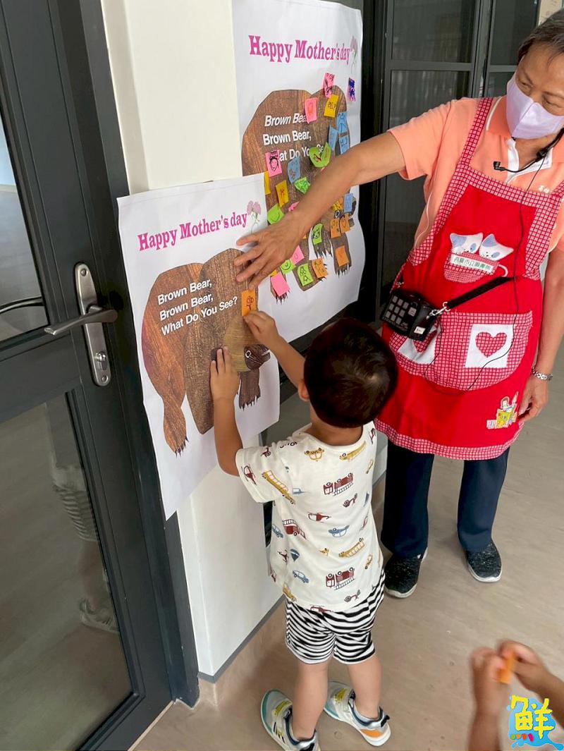 歡慶母親節 鼓山圖書館雙語共讀 書車傳馨香 閱讀愛滿園