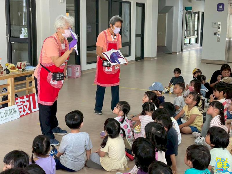 歡慶母親節 鼓山圖書館雙語共讀 書車傳馨香 閱讀愛滿園