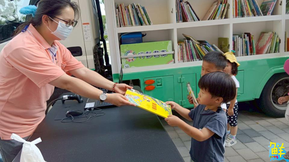 歡慶母親節 鼓山圖書館雙語共讀 書車傳馨香 閱讀愛滿園