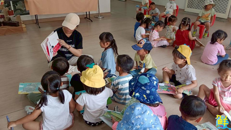 歡慶母親節 鼓山圖書館雙語共讀 書車傳馨香 閱讀愛滿園