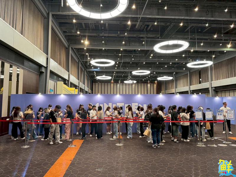 閉展倒數！新光三越高雄左營店SEVENTEEN角色快閃店只到9/28 把握連假收藏本命周邊