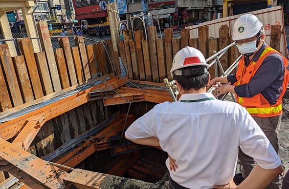 高市前金區自強一路83巷工地傳地基下陷 工務局建管處會勘裁罰9萬元勒令停工