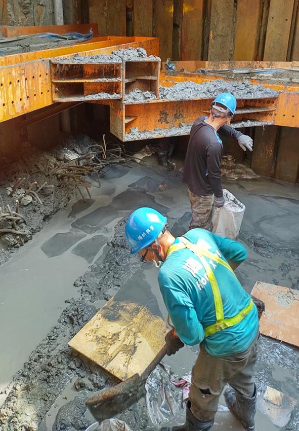 高市前金區自強一路83巷工地傳地基下陷 工務局建管處會勘裁罰9萬元勒令停工