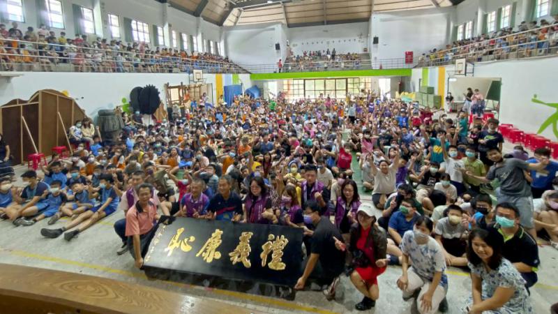 高雄市家長協會贈八卦國小禮義廉恥牌匾 盼深化品德教育