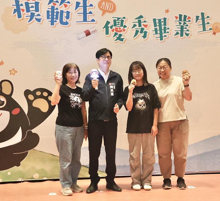 教育局模範生及畢業生與市長合影活動第三場 苓雅等5區優秀學生齊聚社教館