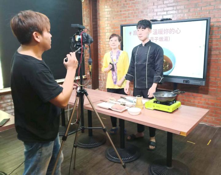 廣和愛月姊攜手勝典科技合組培訓團隊 線上線下居家自學躋身科技月嫂