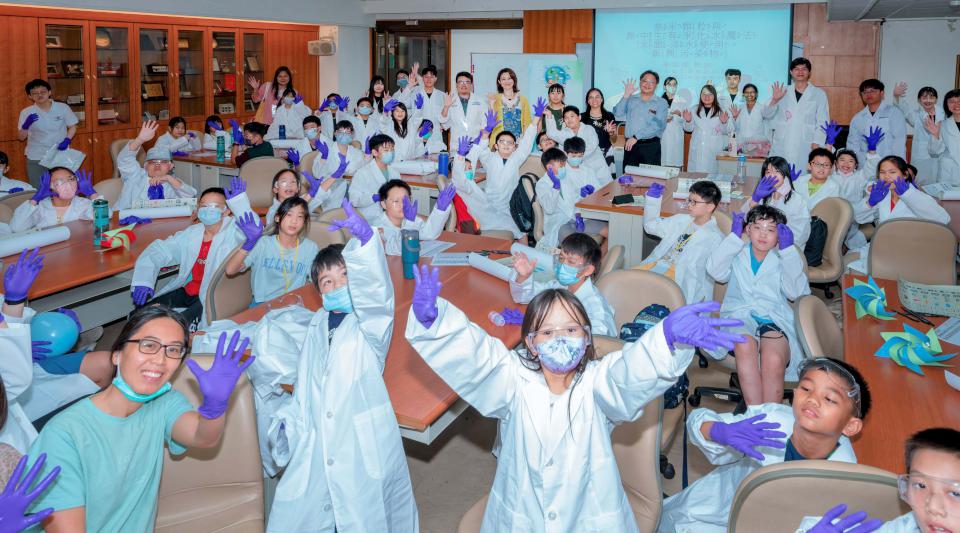 中山大學攜手遠哲基金會合辦科學藝術探究夏令營 親子參與生態劇場戶外探索共學