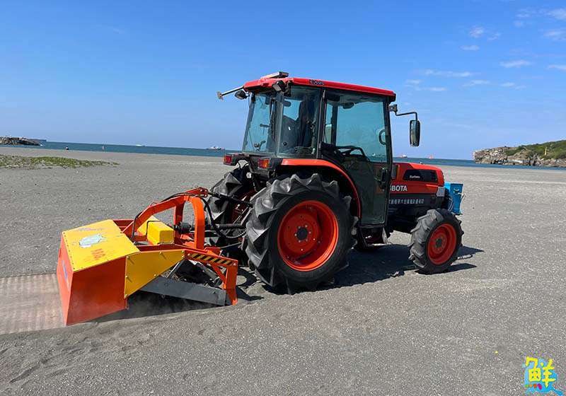 高雄旗津沙灘「藍眼淚」落成 淨灘車及沙灘車加入營運    為遊客打造乾淨安全的遊憩環境