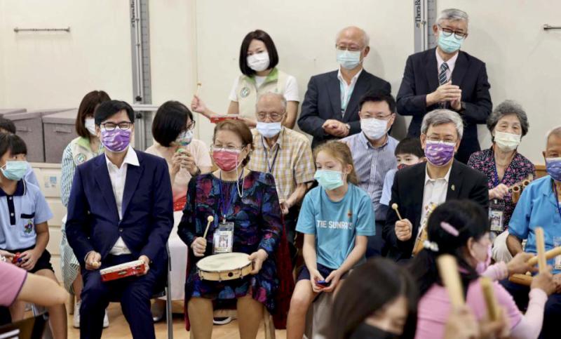 高市大同福樂學堂領先全台進駐國小 陳建仁參訪合唱擊樂體驗老幼共學