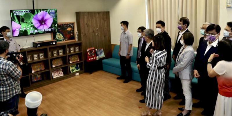 高市大同福樂學堂領先全台進駐國小 陳建仁參訪合唱擊樂體驗老幼共學