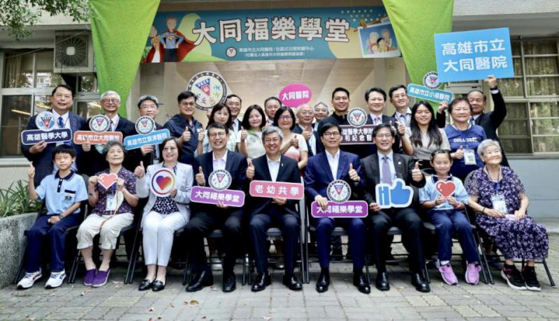 高市大同福樂學堂領先全台進駐國小 陳建仁參訪合唱擊樂體驗老幼共學