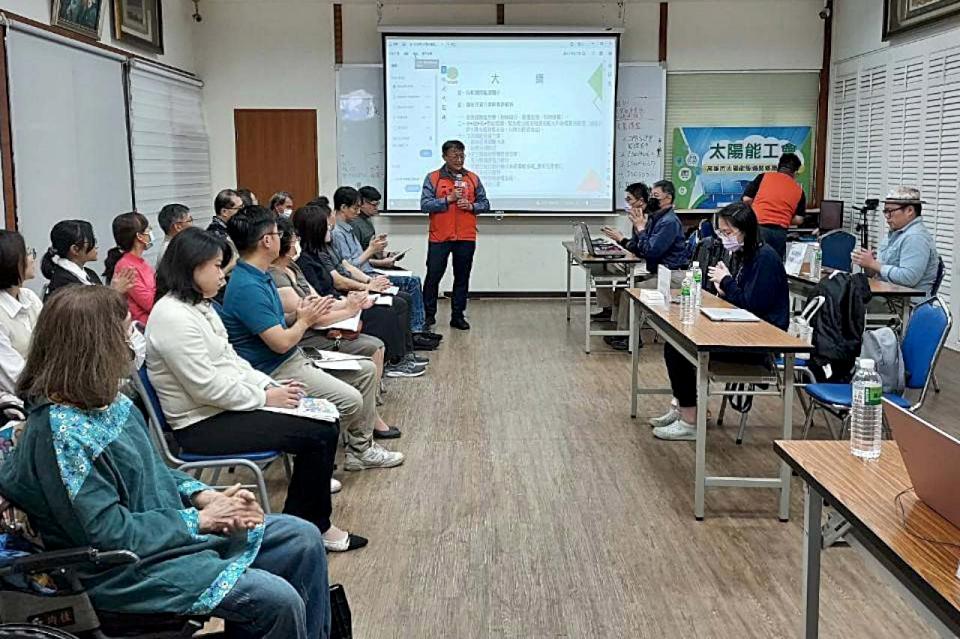 勞工局113年首辦節能減碳技術淨零iPAS證照班 輔導學員通過鑑定媒合就業