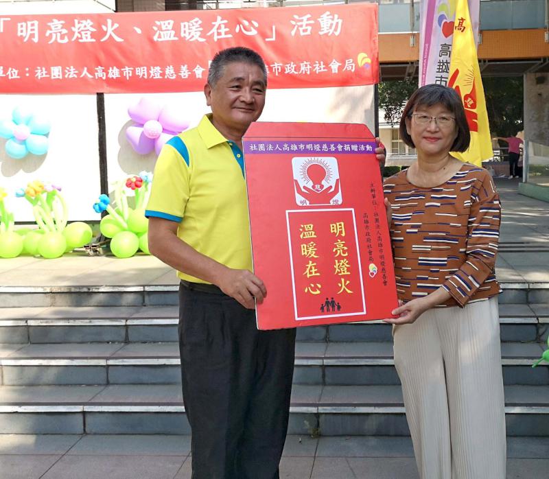 明燈慈善會捐資社會局90萬元 轉贈300戶經濟弱勢家庭