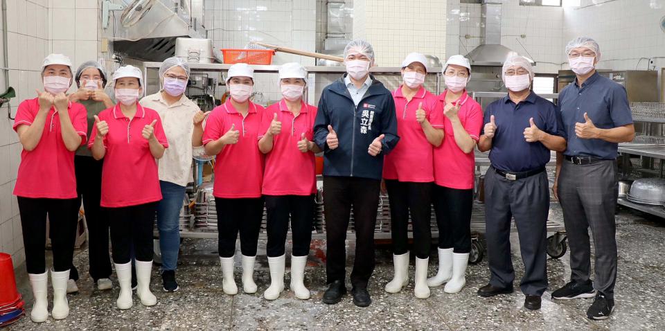 高市鳳山區瑞興國小午餐蔬食日 教局長吳立森幫學生打菜慰勉廚工辛勞