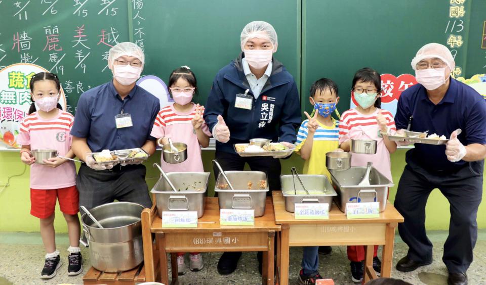 高市鳳山區瑞興國小午餐蔬食日 教局長吳立森幫學生打菜慰勉廚工辛勞