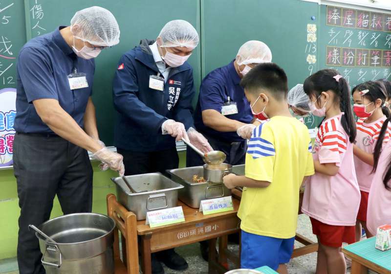 高市鳳山區瑞興國小午餐蔬食日 教局長吳立森幫學生打菜慰勉廚工辛勞
