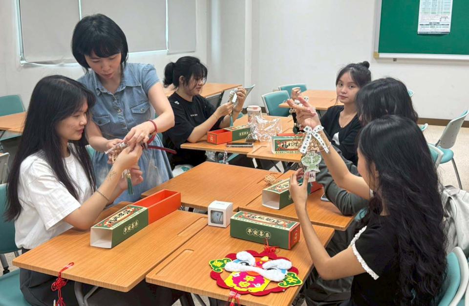 義大義起慶端午活動300名國際生參與 介紹節慶習俗手作艾草香包傳統吊飾