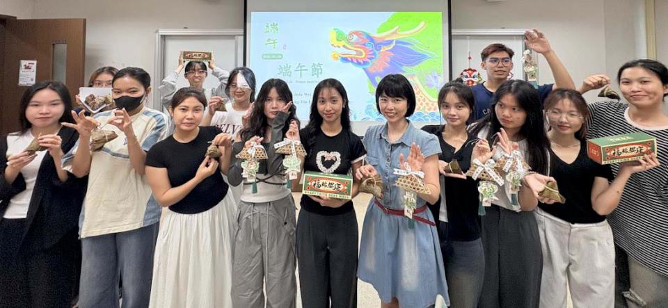 義大義起慶端午活動300名國際生參與 介紹節慶習俗手作艾草香包傳統吊飾