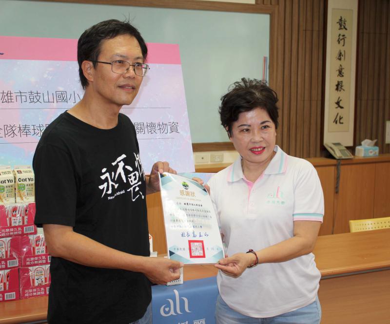 高雄心潮緻麗協會贈鼓山國小棒球隊球鞋、物資 嘉惠23名單親隔代教養原住民選手