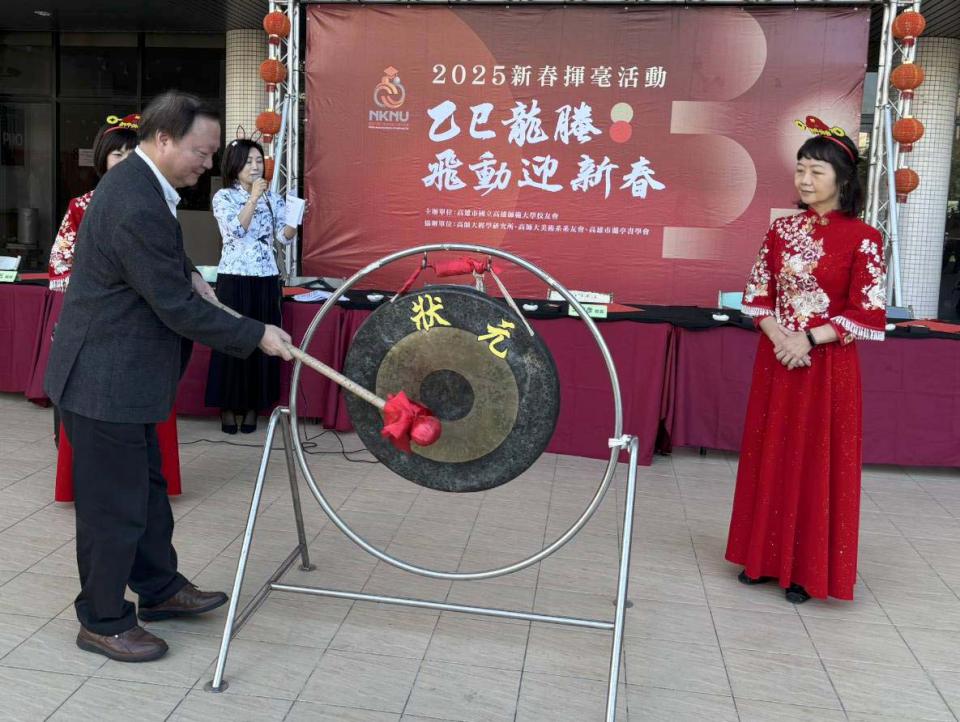 高師大高市校友會等4單位合辦新春揮毫 名家現場臨摹贈限量春聯