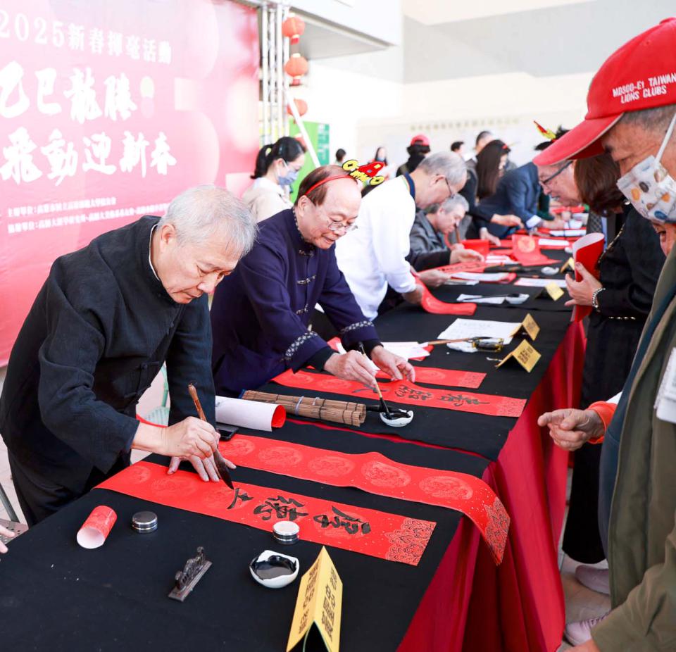 高師大高市校友會等4單位合辦新春揮毫 名家現場臨摹贈限量春聯