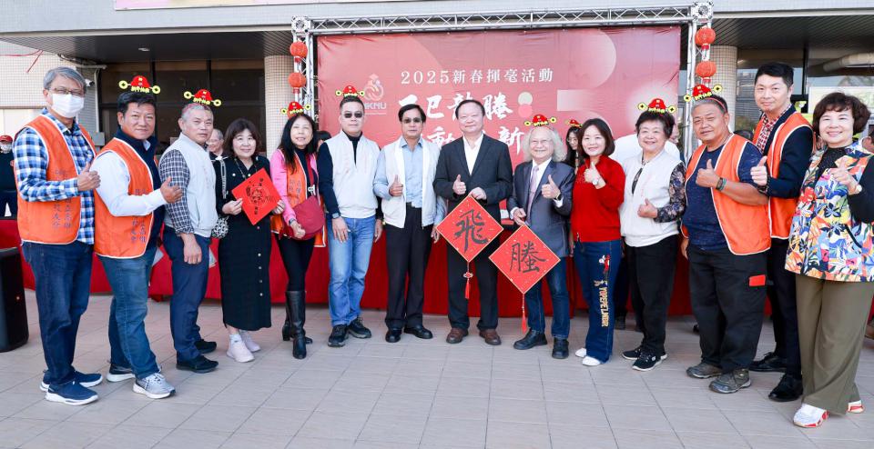 高師大高市校友會等4單位合辦新春揮毫 名家現場臨摹贈限量春聯