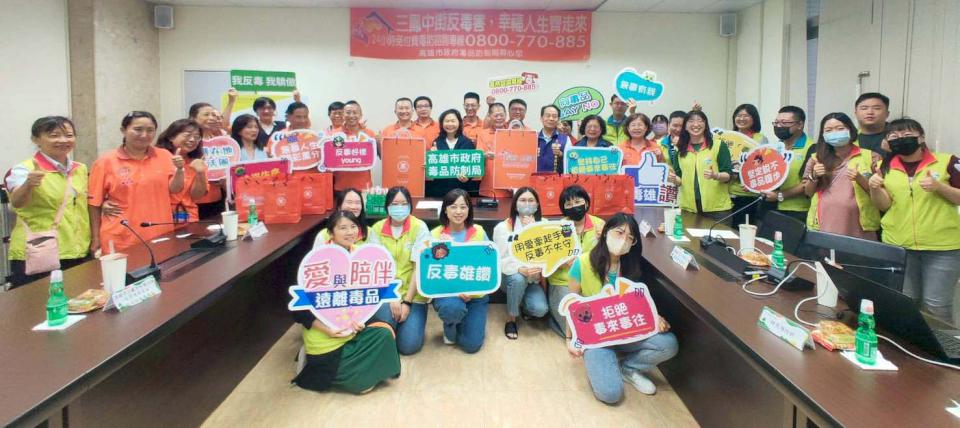 毒防局前進三鳳中街商圈宣示反毒決心 贈提袋傳達反毒意識貼近社區