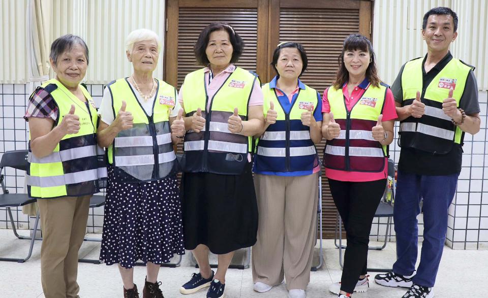 教育局113年各級學校導護志工暨志願服務績優單位表揚 6志工代表受贈獎座