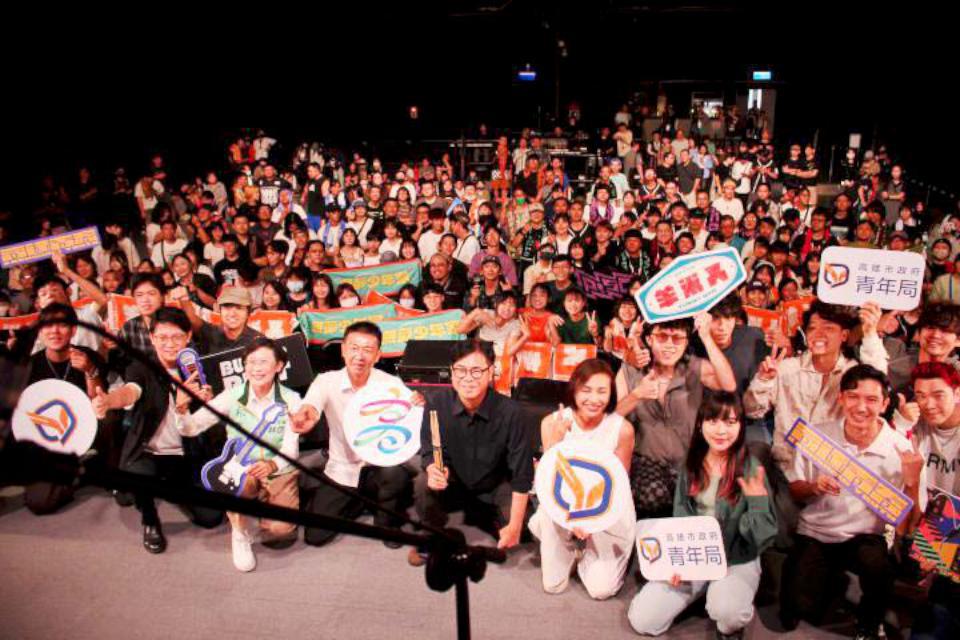 高市青年局2025高速青春音樂展演駁二大庫登場 陳其邁攜手培育樂團發送簽名小卡