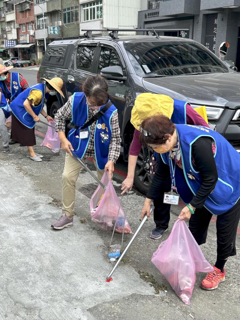 重視清淨家園!響應國際志工日客語志工快樂淨街