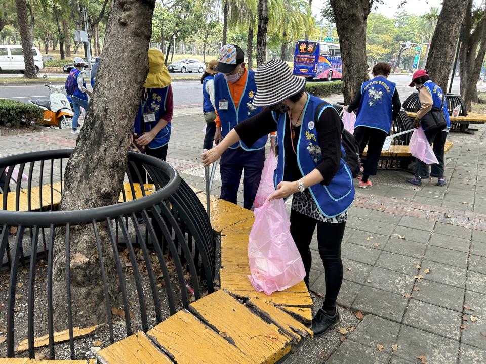 重視清淨家園!響應國際志工日客語志工快樂淨街