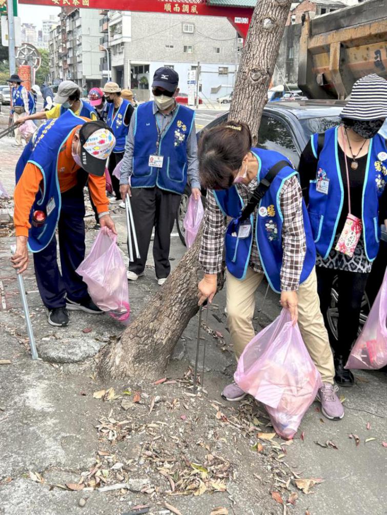 重視清淨家園!響應國際志工日客語志工快樂淨街