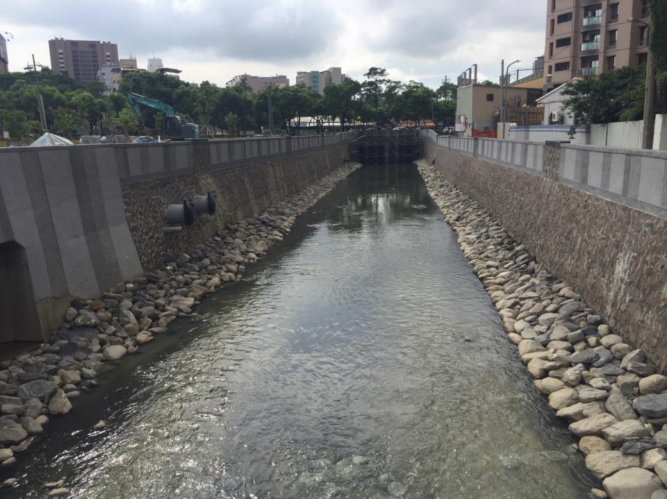 水淹高雄 十全滯洪池掀口水