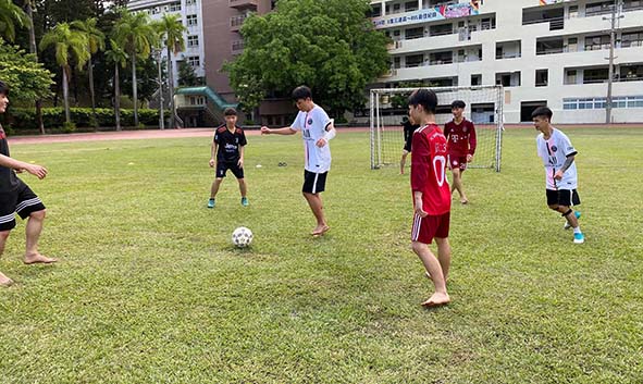 中山工商僑生班招收近300名新生 越南僑生樂見草地操場光腳ㄚ開踢足球
