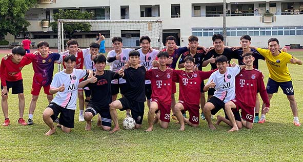 中山工商僑生班招收近300名新生 越南僑生樂見草地操場光腳ㄚ開踢足球