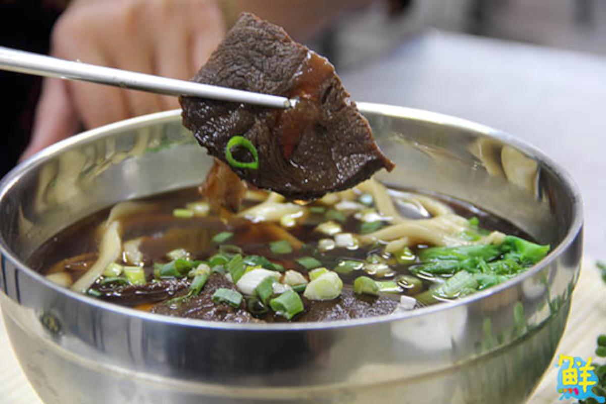 吃客們看這裡!上班族不願公開的隱藏版美食 高雄第一家刀削麵 有心+堅持的麵食真功夫 一家子溫情待客如友