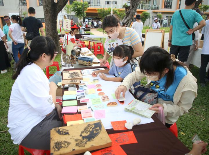 高市鳳山社大前進鳳山日照中心 親子藝術手作體驗放映性平電影展夏季成果