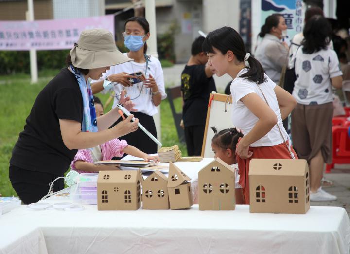 高市鳳山社大前進鳳山日照中心 親子藝術手作體驗放映性平電影展夏季成果