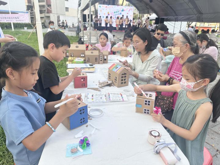 高市鳳山社大前進鳳山日照中心 親子藝術手作體驗放映性平電影展夏季成果