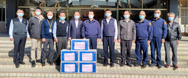 高市警局慰訪保安總隊致贈蘋果 期盼111 年春安工作平安順遂