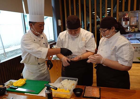 漢來美食其旗下餐廳主廚參訪喜憨兒創作料理 邀支持基金會送愛到部落計畫好禮相送