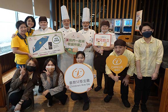 漢來美食其旗下餐廳主廚參訪喜憨兒創作料理 邀支持基金會送愛到部落計畫好禮相送