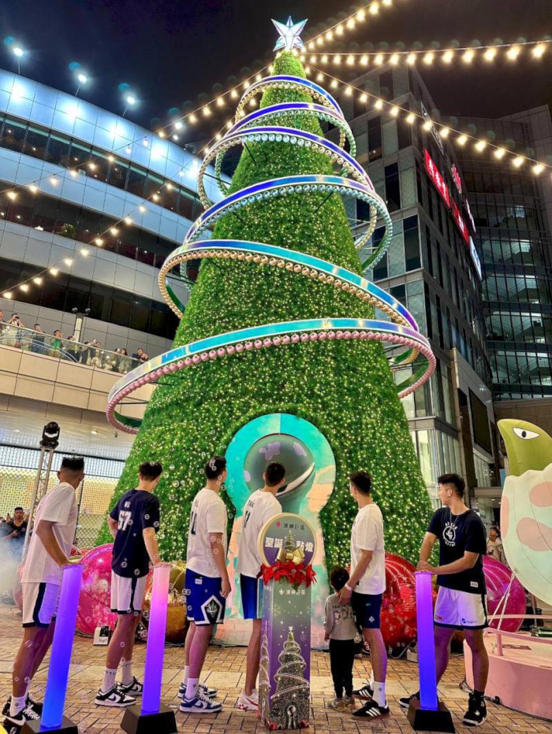 超巨大怪獸來過節!漢神巨蛋攜手「高雄全家海神隊」點亮16米高「怪獸聖誕樹」